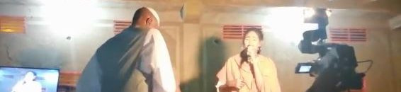 مطربة تغني على ظهر عربة بوكس