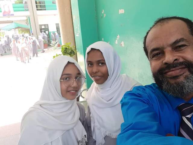 ”محمد هاشم الحكيم” يقدم بناته الثلاث نموذجاً عملياً لـ “القراي” ويدعوه لجلسة عائلية بمنزله 1 الحكيم