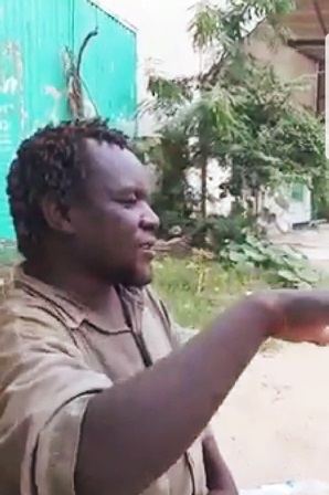 صورة: شاب سوداني “مُشرد” يُبكي رواد مواقع التواصل بعلمه وتفسيره للقرآن الكريم 1 مشرد