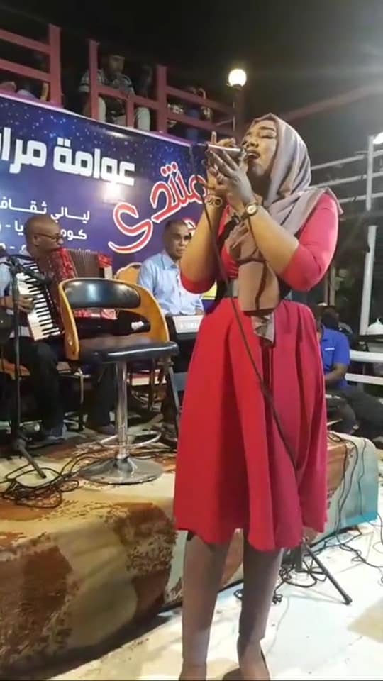 بالصور.. الفنانة ملاذ غازي تثير ضجة واسعة داخل مواقع التواصل بعد ظهورها في حفل غنائي بملابس مثيرة للجدل 2 ملاذ غازي2