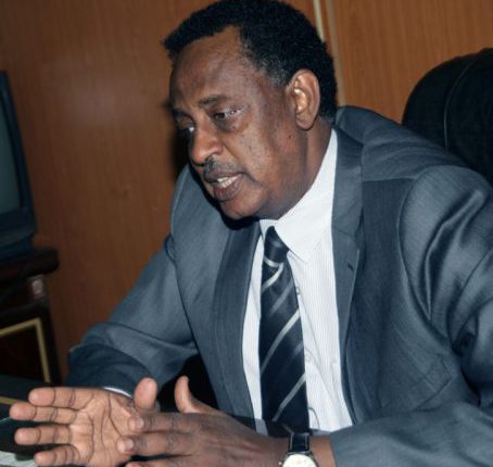 عُضو هيئة الدِفاع عن البشير محمد الحسن : مافي سبب يودينا المحكمة الجنائية و البشير صحته النفسية في أمان الله وهو في أقوى حالاته 10 البرلماني محمد الحسن الامين 1