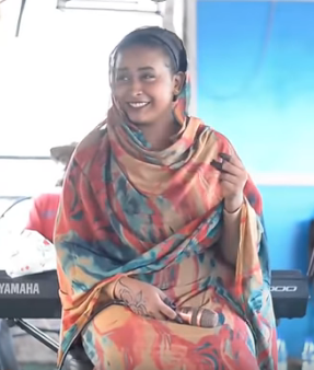 بالصورة والفيديو.. الفنانة ريان الساتة تسحر الأسافير بحشمتها بالثوب السوداني وتغني (بعمل الصدمة) 11 ريان بالثوب