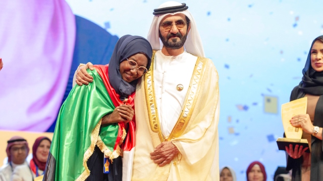 شاهد بالفيديو.. محمد بن راشد يتوج السودانية هديل أنور بتحدي القراءة العربي 11 هديل أنور