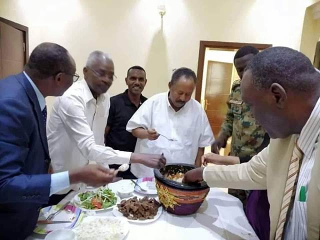 بعد جدل القميص .. صورة اخري لـ”حمدوك” تثير الجدل من جديد 1 حمدوك عصيدة