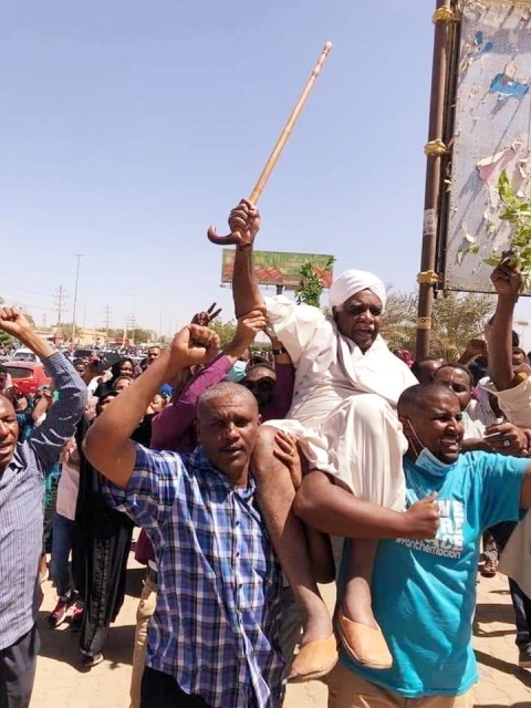 شاهد: حمل نائب رئيس حزب الأمة من قبل أنصاره يثير التعليقات بمواقع التواصل 11 ابراهيم الامين