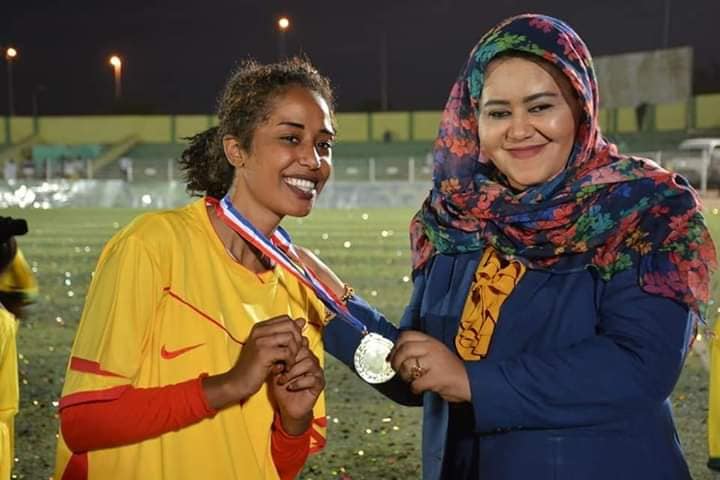 شاهد.. لحظة تتويج لاعبات فريق الدفاع بلقب دوري السيدات السوداني لكرة القدم واحتفال نجمات الفريق بالكأس الغالية 13 الدفاع