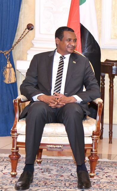 شاهد: في أول ظهور لها (حرم) نائب رئيس مجلس السيادة (حميدتي) 11 حميدتي دقلو