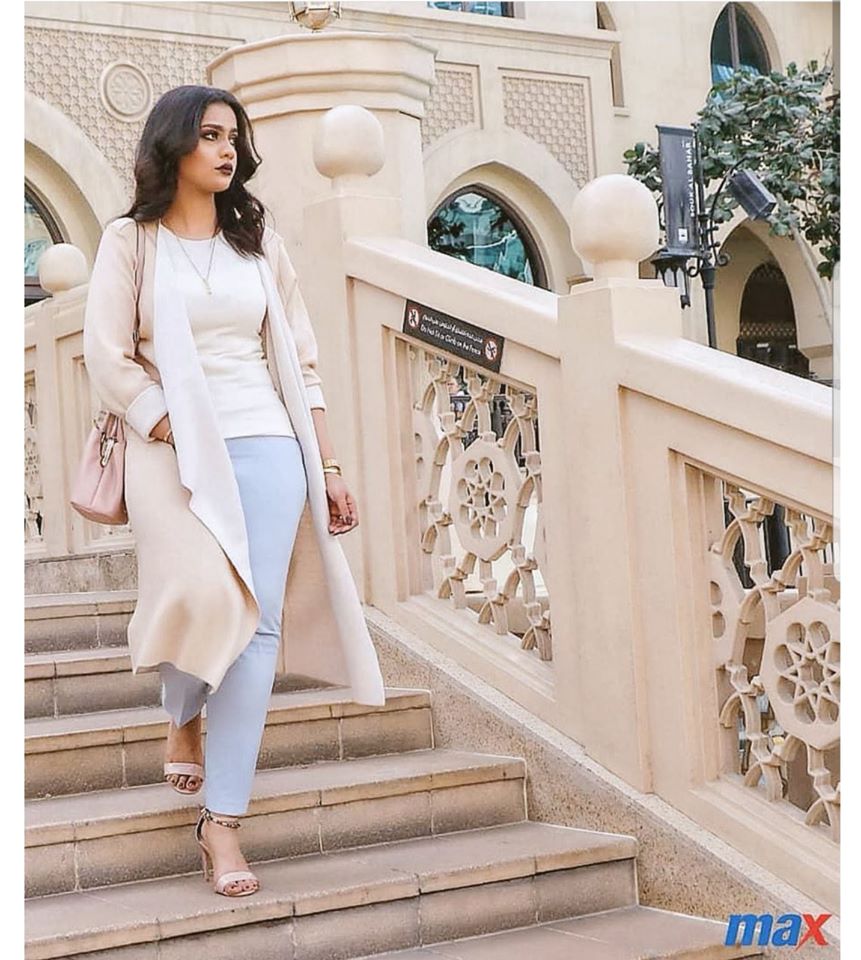 بالفيديو.. ناشط ينشر مقطع مثير يجمعه بالنجمة "لوشي" يتبادلات فيه "القبلات" الطائرة ويعاكسها وهي تتمايل "وجع وجع" والحسناء ترد برقصات "عشرة بلدي" 10 لوشي 1