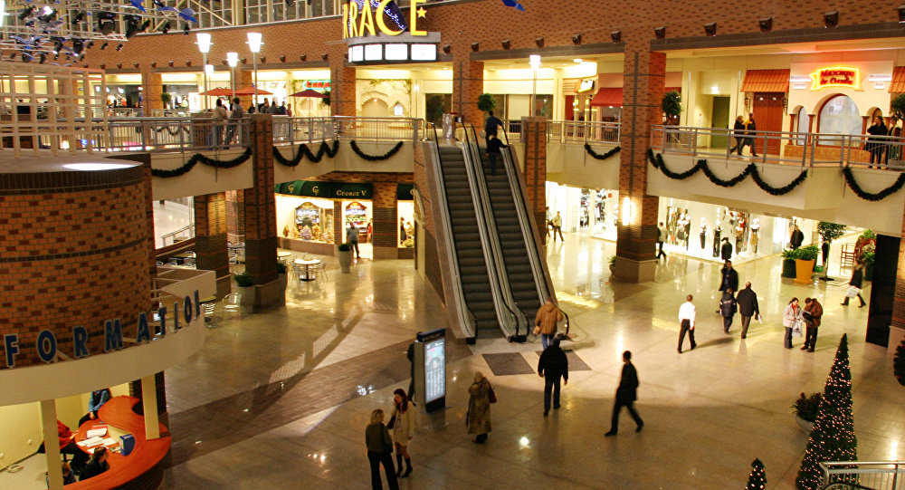 غرامة على فتاة خليجية لملاحقتها شاب وتصويره في مركز تجاري 1 1016799491