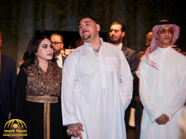 شاهد لأول مرة الملاكم الأمريكي “أندي رويز” يتجول بالثوب السعودي وزوجته ترتدي العباءة بالرياض 1 الملاكم أندي رويز