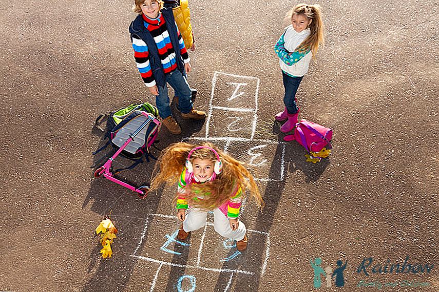 شاهد بالفيديو.. طلاب يثيرون ضجة واسعة بعد ظهورهم وهم يلعبون مع الطالبات (الحجلة) داخل حرم إحدى الجامعات السودانية 1 حجلة