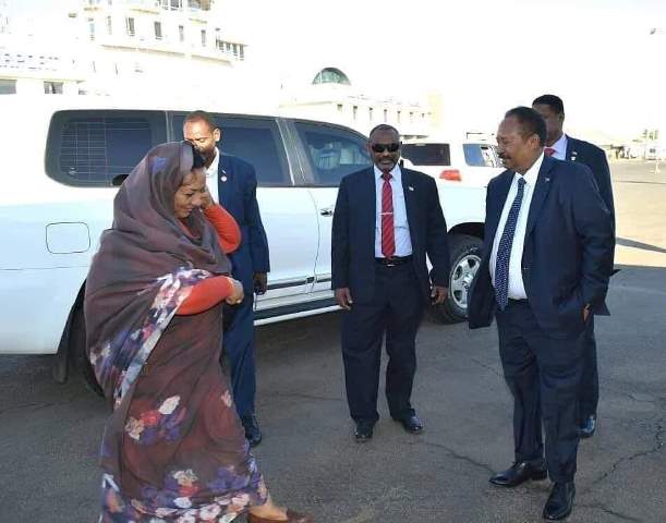 صورة.. نظرات رئيس الوزراء السوداني مع زوجته تثير ضجة اسفيرية واسعة ونشطاء: (تعلموا من حمدوك يا رؤساء العالم) 1 زوجة حمدوك