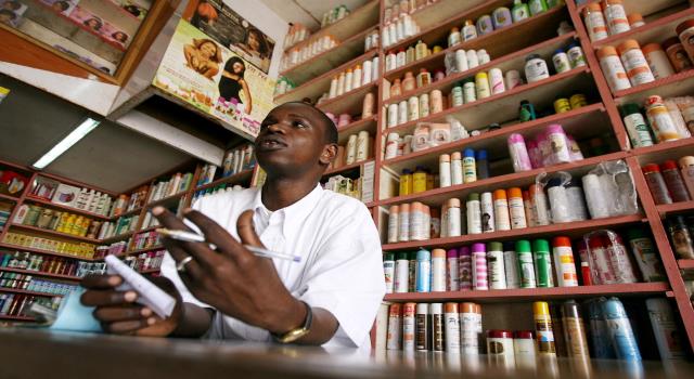 مجلس الأدوية والسموم يُدوِّن بلاغات ضد سيدات وفتيات يُروِّجن لمُستحضرات تبييض البشرة 10 كريمات