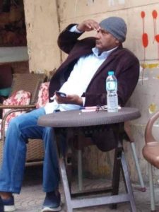 شاهد: صورة للاعلامي السوداني (الطاهر التوم) باحد مقاهي القاهرة تشعل مواقع التواصل، والتوم يعلق 2 الطاهر