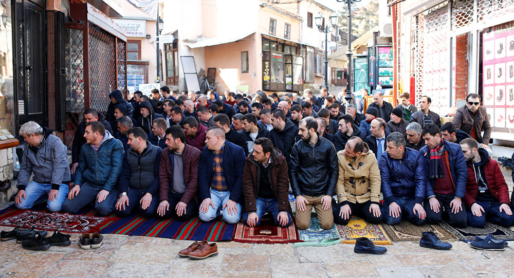 هل تجوز الصلاة في جماعة مع الأطفال دون سن التكليف ؟ .. أمين الفتوى يوضح 10 الصلاة