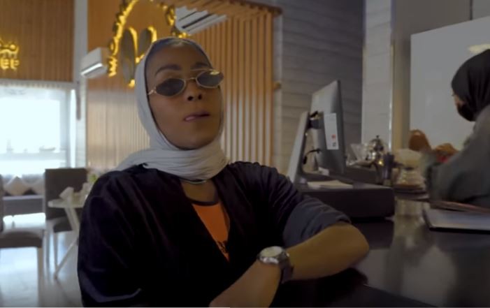 بالفيديو .. "بنت مكة"... أغنية راب تثير جدلاً وعنصرية في السعودية 10 بنت مكة