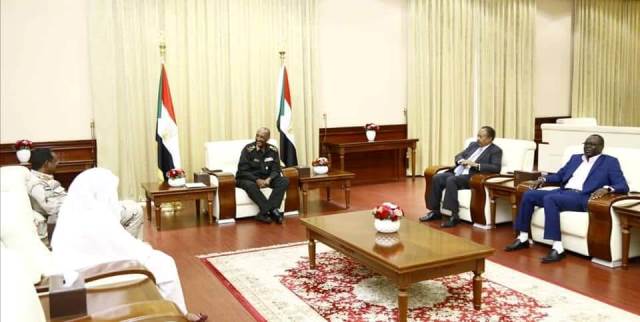 مجلس شركاء الحكم الانتقالي .. معارك داخل غرفة "المخاض" المتعسر 10 حمدوك البرهان