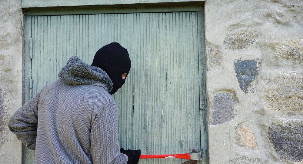 بالفيديو.. شرطي تركي يجلد "لصوص" بالسوط بعد محاولتهم سرقة شاحنة محملة بالإعانات 10 سرقة 1