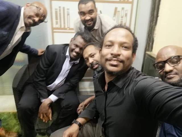 شاهد: سيلفي متداول لـ (مدني) قبيل الموعد المضروب لوعده بنهاية صفوف الخبز يشعل مواقع التواصل 1 سيلقي مدني