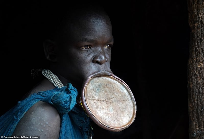 بالفيديو.. نساء يضعن أقراصاً من الطين في شفاههن لسبب غريب! 10 قبيلة اثيبوبية