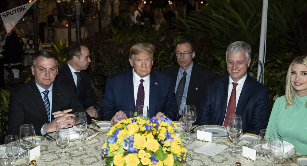 بيان من مكتب رئيس البرازيل: المتحدث الصحفي للرئيس البرازيلي الذي اجتمع مع ترامب مصاب بفيروس كورونا 1 ترامب