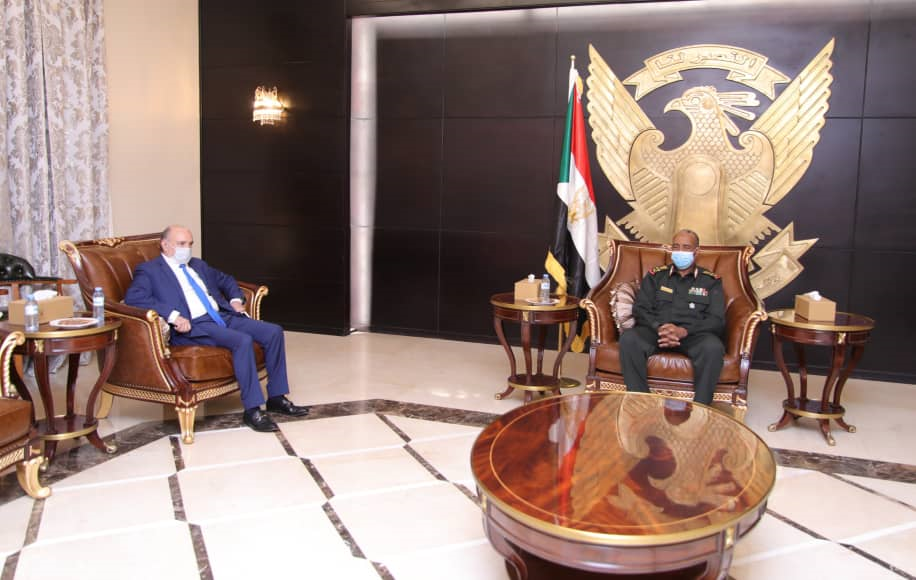 رئيس مجلس السيادة يبحث مع ممثل الاتحاد الأفريقي بالخرطوم تعزيز التعاون 10 برهان