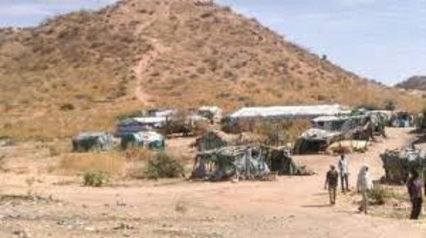 مئات المواطنين يتدافعون للتنقيب عن الذهب بجبل في سنار 10 جبل عامر