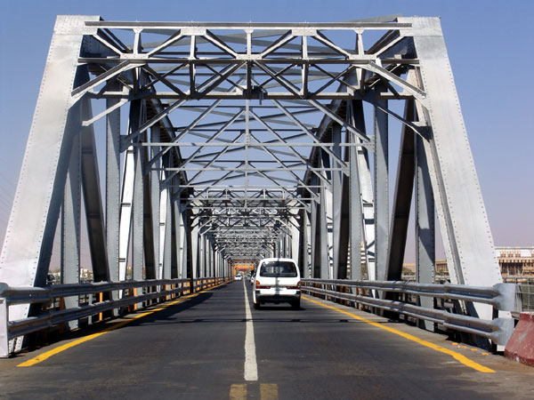 إغلاق جسور العاصمة تزامنا مع دعوات للخروج للتظاهر 10 جسر النيل الأزرق