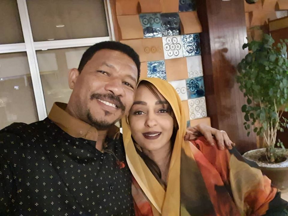 شاهد بالصور.. أول ظهور لزوجة الناشط السياسي عثمان ذو النون وزوجها يغازلها (إثنان يستحقان النضال وطن رائع وإمرأة حنون) 11 ذو النون وزوجته