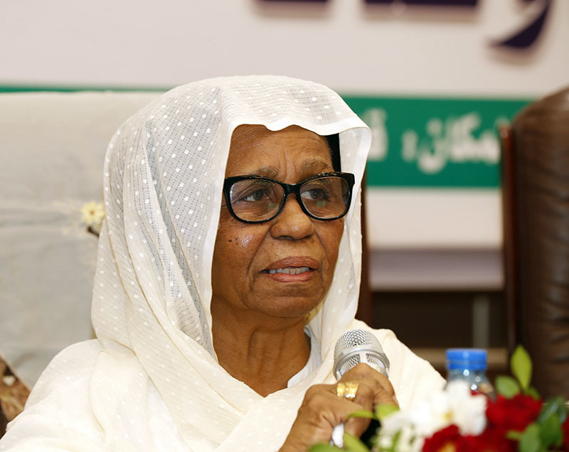 عضو السيادى عائشة تستقبل فوج من السودانيين العالقين بالإمارات 10 عائشة 1