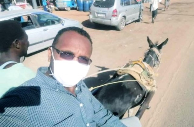 صورة طبيب سوداني يصل إلى عمله على ظهر عربة “كارو” تشعل مواقع التواصل 10 محمد عباس