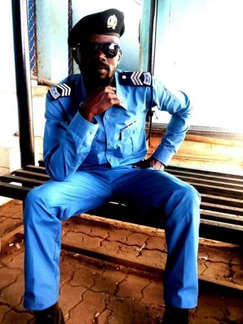 أنباء عن إيقاف رقيب شرطة من العمل بعد أن طلب من الوزيرة ولاء البوشي ابراز تصريح مرور 10 وليد ادم