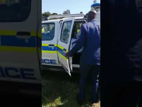 القبض على عروسين والقس و50 ضيفا بسبب خرق الحجر الصحي... صور وفيديو 1 50