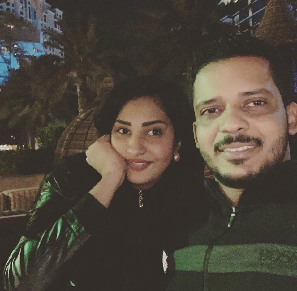 شاهد.. أميرة الإعلاميات السودانيات تنشر صورة لها مع زوجها في لحظة صفاء وتغازله: (على صوتك أنا أصحى وعلى همسك أنام الليل) 2 تسابيح