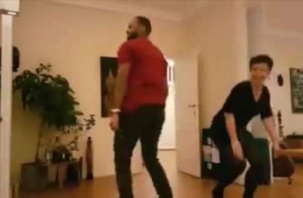 شاهد بالفيديو.. سوداني يعلم زوجته الأمريكية الرقص السوداني و "الصقرية" وناشطون (إبدعت أنت وزوجتك ونسيتونا الحظر والكورونا) 1 سوداني يعلم زوجته