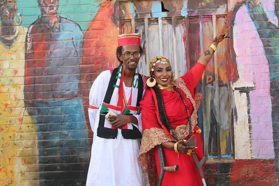 شاهد بالصور والفيديو.. مثلت دور "عروس" الثورة السودانية بالأمس واليوم تُزف لزوجها الحقيقي.. وعريسها يفاجئها في الفرح بهتافات الثورة 1 عروس الثورة
