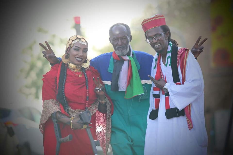 شاهد بالصور والفيديو.. مثلت دور "عروس" الثورة السودانية بالأمس واليوم تُزف لزوجها الحقيقي.. وعريسها يفاجئها في الفرح بهتافات الثورة 3 عروس الثورة2