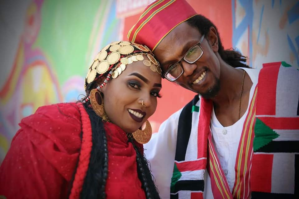 شاهد بالصور والفيديو.. مثلت دور "عروس" الثورة السودانية بالأمس واليوم تُزف لزوجها الحقيقي.. وعريسها يفاجئها في الفرح بهتافات الثورة 2 عروس الثورة3