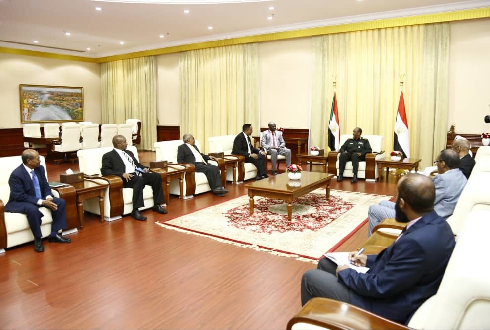 رئيس مجلس السيادة والمكون العسكري بالمجلس يطلعان على تطورات الأحداث بمدينة الجنينة 1 مجلس السيادة