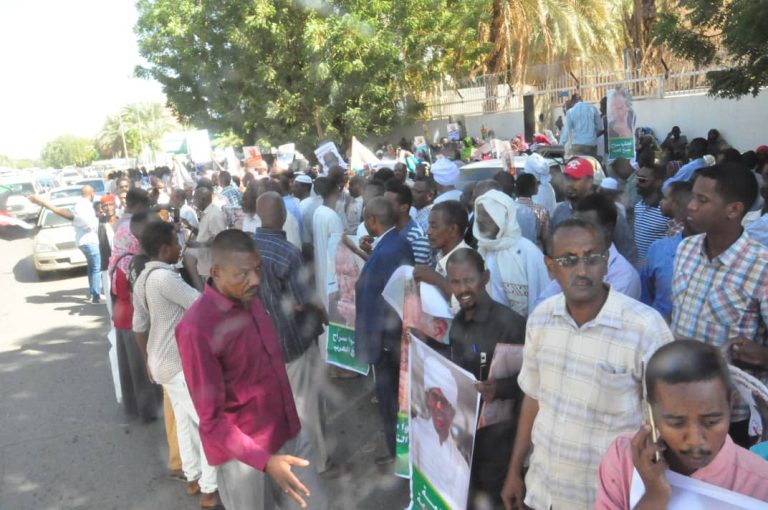 الإفراج عن المعتقلين ورفع "الطوارئ".. هل تنهي خطوة البرهان أزمة السودان؟ 1 هتافات اسر المعتقلين