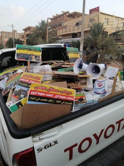 مداهمة مقرات ومصادرة لافتات ومكبرات صوت وغيرها من وسائل الاحتجاج السلمي.. اليوم الاسلاميين وغدا الشيوعيين 10 شعارات