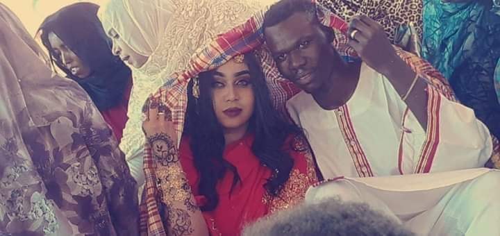 شاهد بالصور.. حارس مرمى المريخ السوداني وعروسته يشعلان مواقع التواصل الاجتماعي وحفل زفافهما يتصدر المشهد 2 الحارس عصام