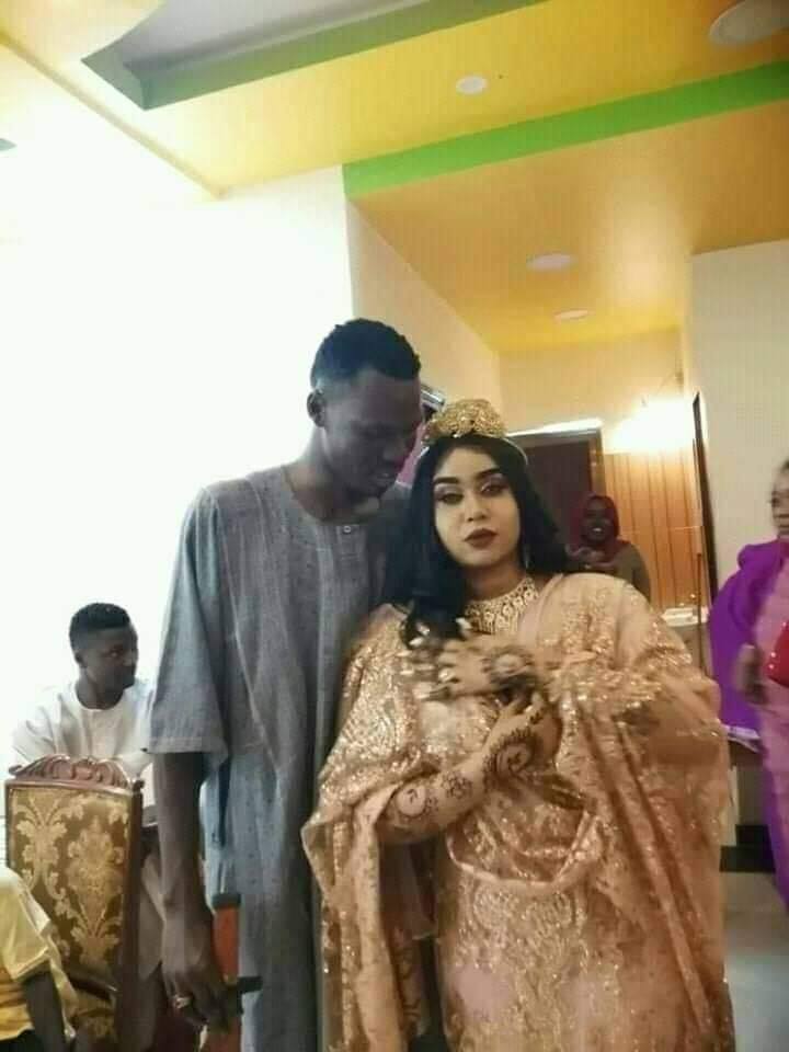 شاهد بالصور.. حارس مرمى المريخ السوداني وعروسته يشعلان مواقع التواصل الاجتماعي وحفل زفافهما يتصدر المشهد 3 عصام عبد الرحيم2