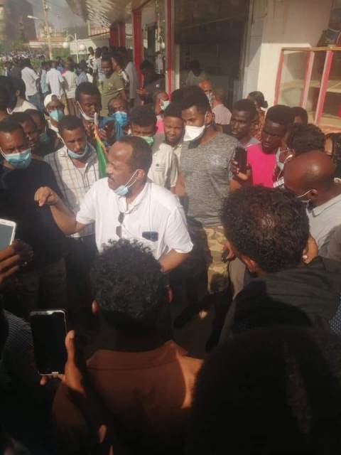 من يأمرنا بالتباعد الاجتماعي غابت عنه الاحترازات وظهر في قلب معمعة الموكب .. وزير الصحة في مليونية 30 يونيو 1 كرومي