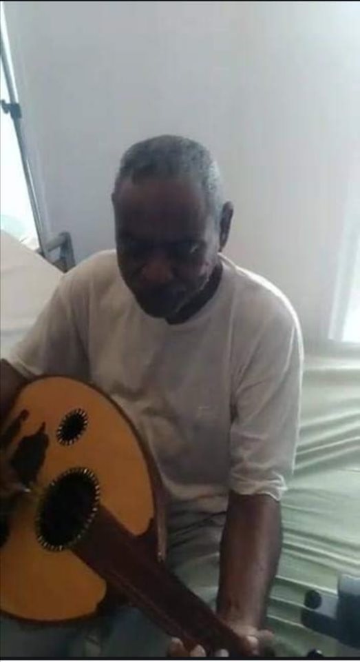 شاهد الفيديو الذي صنف كأروع مقطع .. مريض كورونا في السودان يعزف ويغني بمعنويات عالية ويطرب الكادر الطبي (أحلى منك قايلة بلقى) 1 مريض كورونا يغني