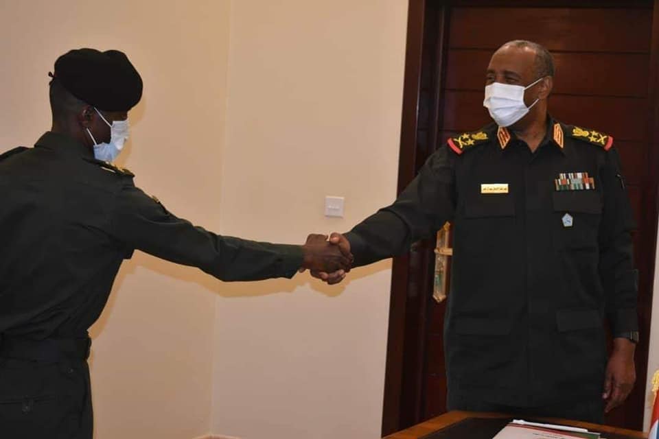 البرهان يتسلم رسالة من الرئيس الأريتري أسياسي أفورقي 10 البرهان يكرم