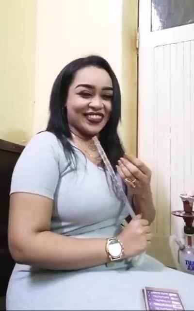 بالفيديو.. سيدة سودانية تتعاطى الشيشة على الهواء بملابس مثيرة تسجل اعترافات قوية وتشعل السوشيال ميديا ونشطاء: دي المدنية المنتظرنها؟ 11 سيدة تتعاطى الشيشة