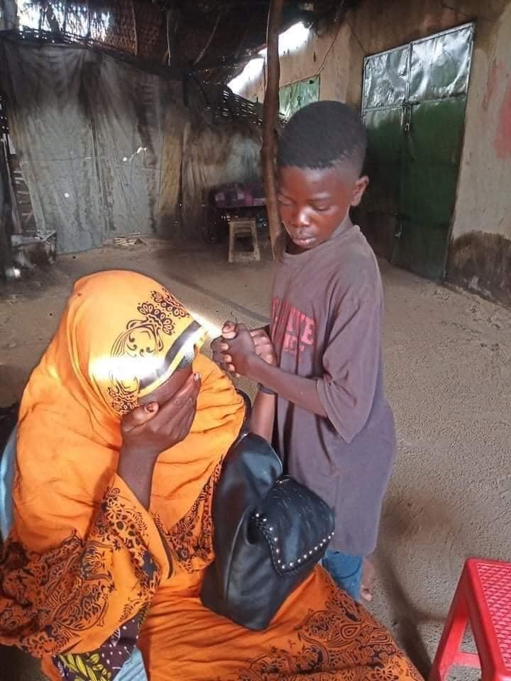 شاهد بالصور.. (مليونية 30 يونيو) بالسودان تعيد طفل لأهله بعد أن ضاع منهم لفترة طويلة وأصبح متشرد 12 طفل يعود