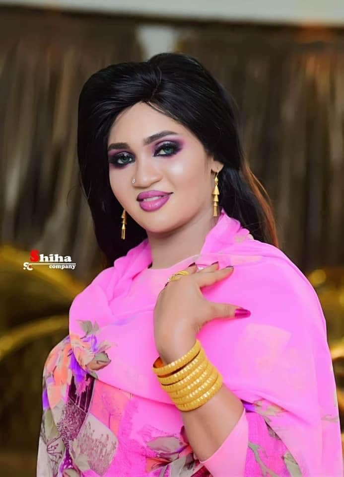 بالفيديو: مطربة سودانية تهاجم عائشة الجبل وتتحدث بلهجة مستفذة .. شاهد ماذا قالت عنها 10 عشة الجبل