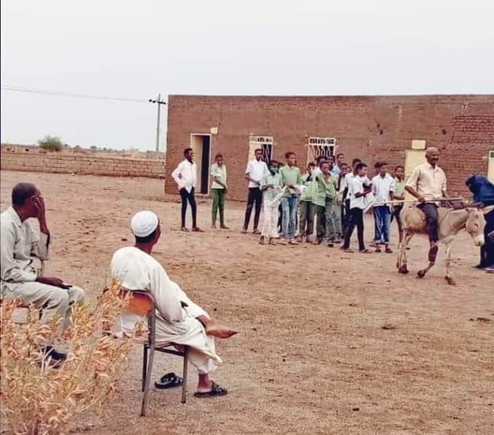 معلم يركب الحمار